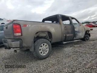 2013 GMC Sierra 2500HD SLT z VIN 1GT121E87DF171088, wystawiony jako Copart lot #69518784 z przebiegiem Nie podano mil oraz Nie do naprawy • Non repairable. Historia ofert i sprzedaży dostępna na DreamBid. Obrazek 3.