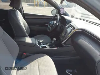 2024 Hyundai Santa Cruz SEL z VIN 5NTJBDAE3RH088530, wystawiony jako IAAI lot #41785149 z przebiegiem 21 560 mil mil oraz . Historia ofert i sprzedaży dostępna na DreamBid. Obrazek 5.
