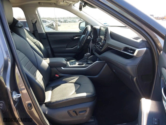 2021 Toyota Highlander XLE with VIN 5TDGZRAH3MS057776, listed as a IAAI auction lot 41754519 with 79,725 mi miles. Bid and sale history available at carsss.com. Image 5.