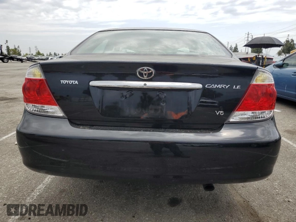 2006 Toyota Camry LE z VIN 4T1BF32K56U621741, wystawiony jako Copart lot #59577595 z przebiegiem 189 155 mil mil oraz Czysty tytuł • Clean title. Historia ofert i sprzedaży dostępna na DreamBid. Obrazek 6.