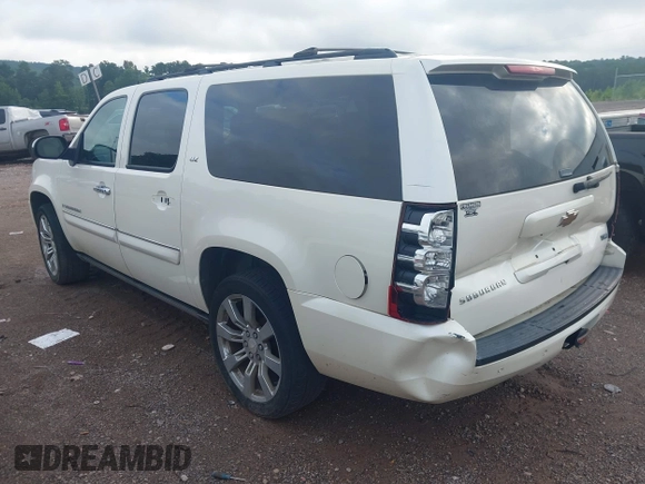 2008 Chevrolet Suburban LTZ z VIN 1GNFC160X8R221599, wystawiony jako IAAI lot #42774069 z przebiegiem 135 406 mil mil oraz . Historia ofert i sprzedaży dostępna na DreamBid. Obrazek 3.