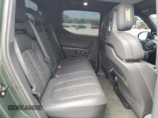 2023 Rivian R1T Adventure z VIN 7FCTGAAA8PN001040, wystawiony jako Copart lot #71517874 z przebiegiem 19 789 mil mil oraz Szkody całkowita. Historia ofert i sprzedaży dostępna na DreamBid. Obrazek 10.