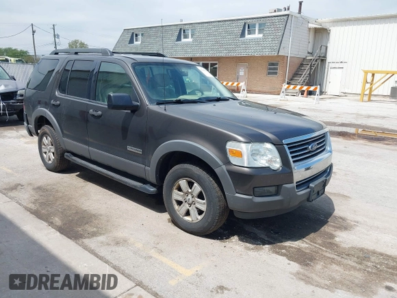 2006 Ford Explorer XLT z VIN 1FMEU73E86UA50085, wystawiony jako IAAI lot #42193785 z przebiegiem 211 343 mil mil oraz . Historia ofert i sprzedaży dostępna na DreamBid. Obrazek 1.