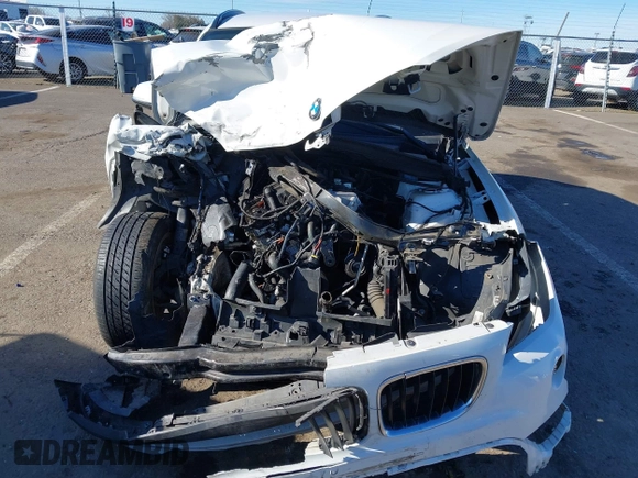 2015 BMW X1 sDrive28i z VIN WBAVM1C50FVZ94553, wystawiony jako IAAI lot #41321995 z przebiegiem Nie podano mil oraz . Historia ofert i sprzedaży dostępna na DreamBid. Obrazek 6.