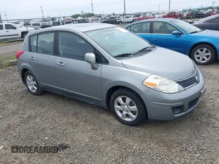 2007 Nissan Versa SL z VIN 3N1BC13E97L383420, wystawiony jako IAAI lot #42254796 z przebiegiem 141 987 mil mil oraz . Historia ofert i sprzedaży dostępna na DreamBid. Obrazek 1.