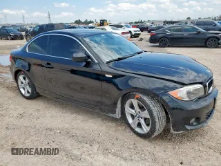 2013 BMW 1 Series 128i z VIN WBAUP7C52DVP24906, wystawiony jako Copart lot #60480315 z przebiegiem 106 674 mil mil oraz Szkoda całkowita • Salvage title. Historia ofert i sprzedaży dostępna na DreamBid. Obrazek 4.