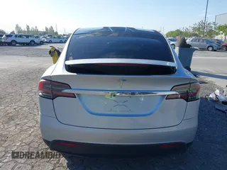 2017 Tesla Model X 90D z VIN 5YJXCAE25HF077689, wystawiony jako IAAI lot #42138029 z przebiegiem 71 574 mil mil oraz . Historia ofert i sprzedaży dostępna na DreamBid. Obrazek 17.