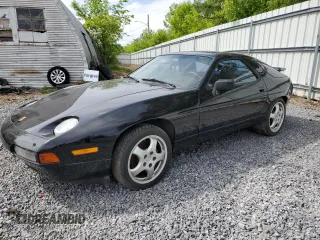 1988 Porsche 928 z VIN WP0JB0921JS860322, wystawiony jako Copart lot #58960975 z przebiegiem 136 427 mil mil oraz Szkody całkowita. Historia ofert i sprzedaży dostępna na DreamBid. Obrazek 1.