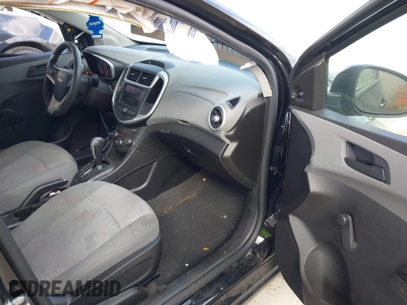 2020 Chevrolet Sonic LT z VIN 1G1JG6SB1L4135267, wystawiony jako IAAI lot #41717139 z przebiegiem 62 834 mil mil oraz . Historia ofert i sprzedaży dostępna na DreamBid. Obrazek 5.