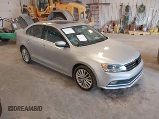 2015 Volkswagen Jetta SE z VIN 3VWD17AJXFM296596, wystawiony jako IAAI lot #42050672 z przebiegiem 94 767 mil mil oraz . Historia ofert i sprzedaży dostępna na DreamBid. Obrazek 1.