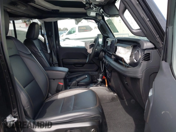 2024 Jeep Wrangler Sahara с VIN 1C4RJXP63RW192404, выставлен на аукционе IAAI как лот 41720108 с пробегом 11 880 миль миль и . История ставок и продаж доступна на DreamBid. Изображение 5.