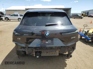 2023 BMW iX xDrive50 z VIN WB523CF03PCM09655, wystawiony jako Copart lot #52922124 z przebiegiem 3159 mil mil oraz . Historia ofert i sprzedaży dostępna na DreamBid. Obrazek 6.