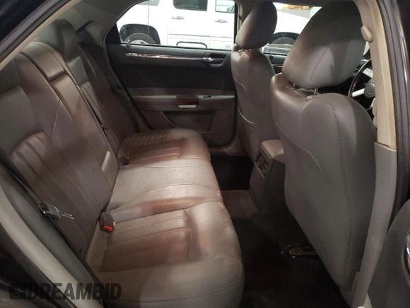 2005 Chrysler 300 C z VIN 2C3JA63H55H119210, wystawiony jako Copart lot #54727045 z przebiegiem 148 202 mil mil oraz Szkoda całkowita • Salvage title. Historia ofert i sprzedaży dostępna na DreamBid. Obrazek 10.