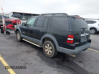 2006 Ford Explorer XLT z VIN 1FMEU73E56UB30587, wystawiony jako IAAI lot #42337673 z przebiegiem 270 322 mil mil oraz . Historia ofert i sprzedaży dostępna na DreamBid. Obrazek 3.
