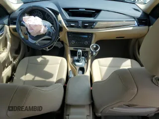 2015 BMW X1 sDrive28i z VIN WBAVM1C52FVZ94506, wystawiony jako Copart lot #54533295 z przebiegiem 71 658 mil mil oraz Szkody całkowita. Historia ofert i sprzedaży dostępna na DreamBid. Obrazek 8.