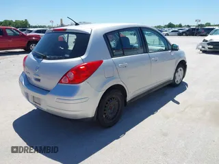 2008 Nissan Versa S z VIN 3N1BC13EX8L385937, wystawiony jako IAAI lot #42330289 z przebiegiem 131 178 mil mil oraz . Historia ofert i sprzedaży dostępna na DreamBid. Obrazek 4.