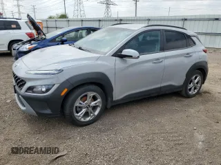 2022 Hyundai Kona SEL z VIN KM8K62AB5NU826938, wystawiony jako Copart lot #56704315 z przebiegiem 70 159 mil mil oraz Czysty tytuł • Clean title. Historia ofert i sprzedaży dostępna na DreamBid. Obrazek 1.