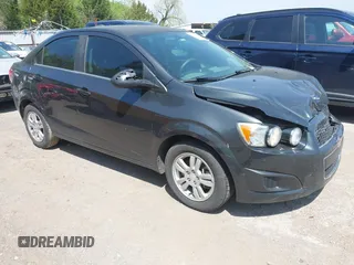 2016 Chevrolet Sonic LT z VIN 1G1JC5SH7G4180276, wystawiony jako IAAI lot #42018246 z przebiegiem 82 417 mil mil oraz . Historia ofert i sprzedaży dostępna na DreamBid. Obrazek 1.