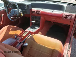 1988 Ford Mustang z VIN 1FABP40A9JF257876, wystawiony jako Copart lot #56777285 z przebiegiem 33 247 mil mil oraz Czysty tytuł • Clean title. Historia ofert i sprzedaży dostępna na DreamBid. Obrazek 8.