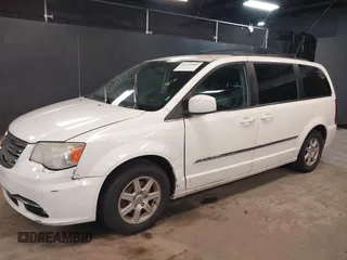 2013 Chrysler Town & Country Touring z VIN 2C4RC1BG9DR656630, wystawiony jako IAAI lot #42141980 z przebiegiem 150 303 mil mil oraz . Historia ofert i sprzedaży dostępna na DreamBid. Obrazek 6.