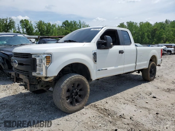 2018 Ford F-350 XL z VIN 1FT8X3BT7JEB52854, wystawiony jako Copart lot #54009315 z przebiegiem 155 297 mil mil oraz Szkody całkowita. Historia ofert i sprzedaży dostępna na DreamBid. Obrazek 1.