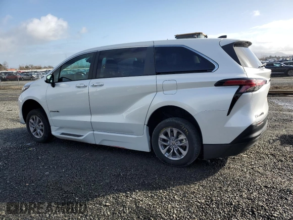 2022 Toyota Sienna XLE with VIN 5TDYRKEC1NS100250, listed as a Copart auction lot 45936435 with 5,567 mi miles and Salvage Title. Bid and sale history available at carsss.com. Image 2.