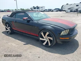 2005 Ford Mustang Deluxe z VIN 1ZVFT84N055190900, wystawiony jako IAAI lot #42373274 z przebiegiem 174 840 mil mil oraz . Historia ofert i sprzedaży dostępna na DreamBid. Obrazek 1.