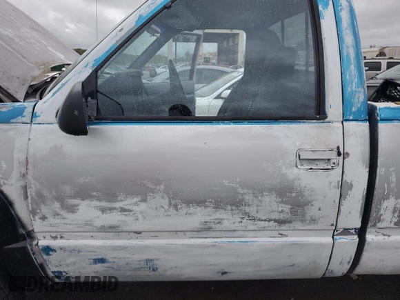 1989 GMC Sierra 2500 z VIN 1GTGK24K8KE532683, wystawiony jako Copart lot #51434114 z przebiegiem 79 134 mil mil oraz Szkody całkowita. Historia ofert i sprzedaży dostępna na DreamBid. Obrazek 7.