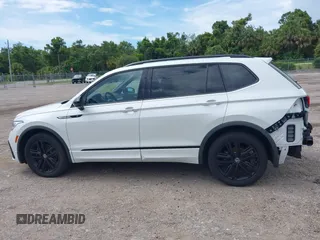 2022 Volkswagen Tiguan SE R-Line Black z VIN 3VVCB7AX8NM105497, wystawiony jako IAAI lot #42506294 z przebiegiem 29 821 mil mil oraz . Historia ofert i sprzedaży dostępna na DreamBid. Obrazek 15.