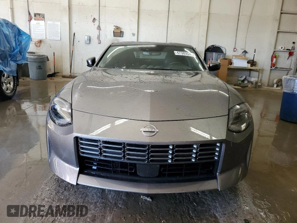 2024 Nissan Z Performance с VIN JN1BZ4BH8RM363566, выставлен на аукционе Copart как лот 47385535 с пробегом 17 514 миль миль и Списание • Salvage title. История ставок и продаж доступна на DreamBid. Изображение 5.