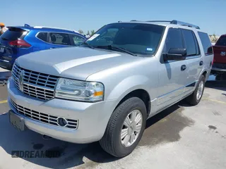 2013 Lincoln Navigator z VIN 5LMJJ2H58DEL03767, wystawiony jako IAAI lot #41986480 z przebiegiem 171 007 mil mil oraz . Historia ofert i sprzedaży dostępna na DreamBid. Obrazek 2.