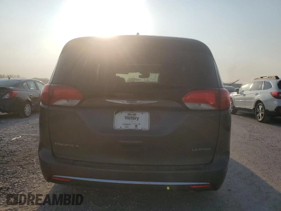 2018 Chrysler Pacifica Limited z VIN 2C4RC1GG8JR125231, wystawiony jako Copart lot #62753534 z przebiegiem Nie podano mil oraz Szkody całkowita. Historia ofert i sprzedaży dostępna na DreamBid. Obrazek 6.