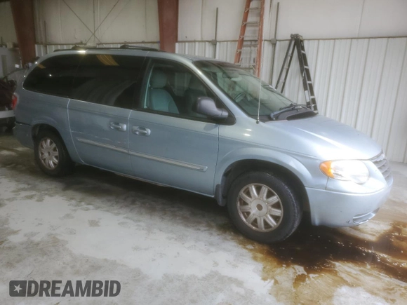 2005 Chrysler Town & Country Touring with VIN 2C8GP54L05R267565, listed as a Copart auction lot 55351955 with 116,292 mi miles and Salvage Title. Bid and sale history available at DreamBid. Image 4.
