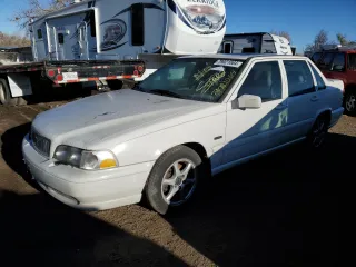 1998 Volvo S70 z VIN YV1LS5673W1507030, wystawiony jako Copart lot #79021064 z przebiegiem 177 171 mil mil oraz Nie do naprawy. Historia ofert i sprzedaży dostępna na DreamBid. Obrazek 1.