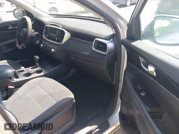 2017 Kia Sorento LX z VIN 5XYPG4A32HG210423, wystawiony jako IAAI lot #42283318 z przebiegiem 135 063 mil mil oraz . Historia ofert i sprzedaży dostępna na DreamBid. Obrazek 5.