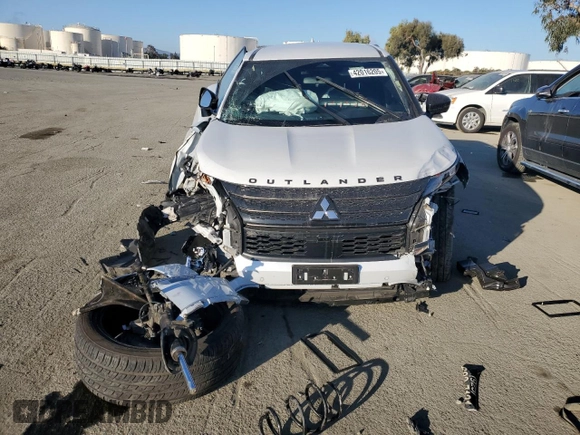 2023 Mitsubishi Outlander SE z VIN JA4J3UA81PZ031071, wystawiony jako Copart lot #42016205 z przebiegiem 40 627 mil mil oraz Szkoda całkowita • Salvage title. Historia ofert i sprzedaży dostępna na DreamBid. Obrazek 5.