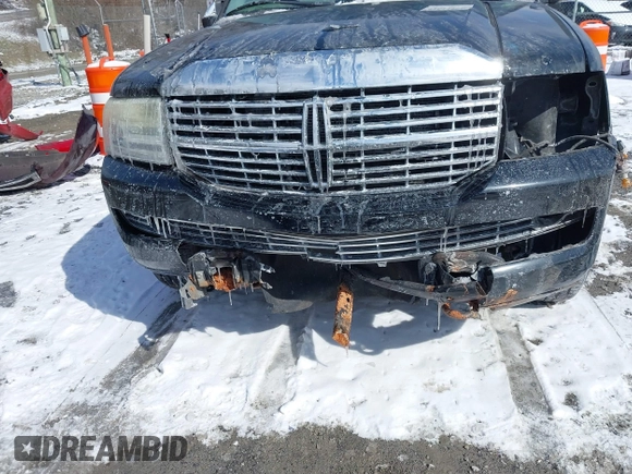 2007 Lincoln Navigator z VIN 5LMFU285X7LJ09190, wystawiony jako IAAI lot #41611256 z przebiegiem 185 879 mil mil oraz . Historia ofert i sprzedaży dostępna na DreamBid. Obrazek 6.