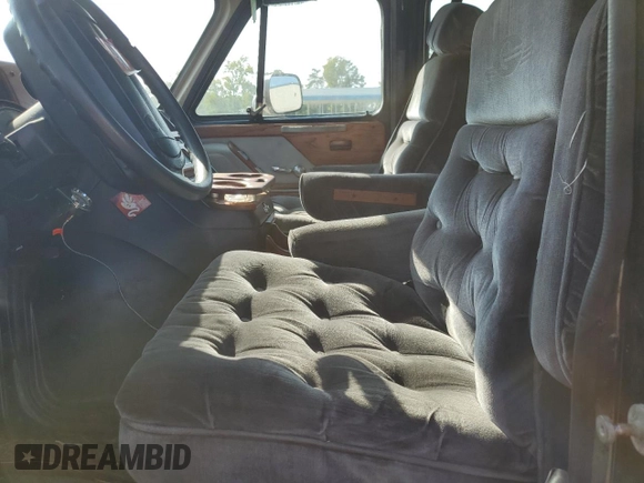 1994 Chevrolet Chevy Van z VIN 1GBEG25K3RF178166, wystawiony jako Copart lot #69173594 z przebiegiem 143 577 mil mil oraz Szkody całkowita. Historia ofert i sprzedaży dostępna na DreamBid. Obrazek 7.