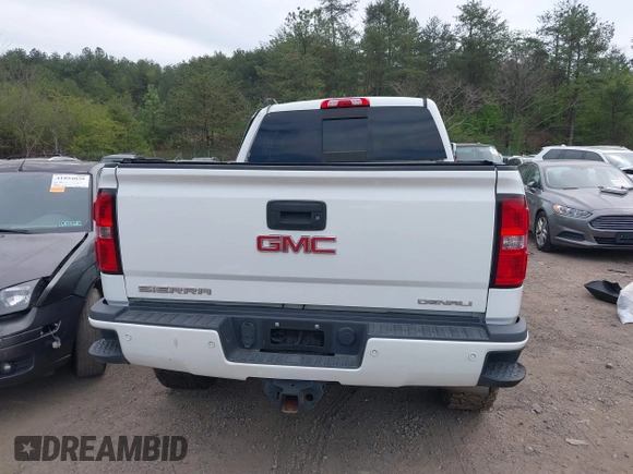 2016 GMC Sierra 2500HD Denali z VIN 1GT12UE82GF130096, wystawiony jako IAAI lot #41869448 z przebiegiem 129 659 mil mil oraz . Historia ofert i sprzedaży dostępna na DreamBid. Obrazek 16.