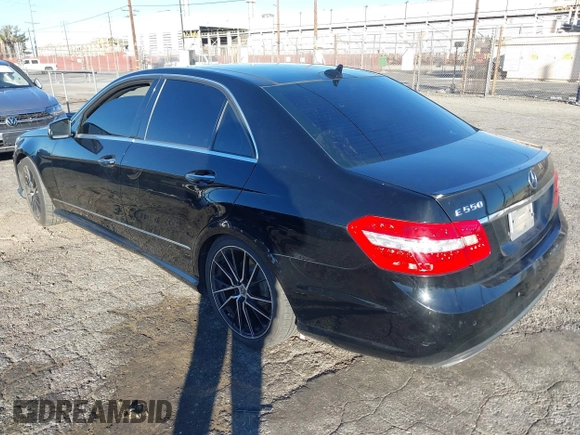 2013 Mercedes-Benz E 550 Sport z VIN WDDHF9BBXDA716236, wystawiony jako IAAI lot #41411124 z przebiegiem 159 401 mil mil oraz . Historia ofert i sprzedaży dostępna na DreamBid. Obrazek 3.