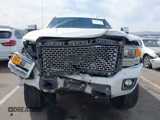 2016 GMC Sierra 2500HD Denali z VIN 1GT12UE88GF170375, wystawiony jako IAAI lot #41885873 z przebiegiem 150 108 mil mil oraz . Historia ofert i sprzedaży dostępna na DreamBid. Obrazek 12.