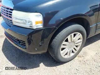 2011 Lincoln Navigator z VIN 5LMJJ2H57BEJ00298, wystawiony jako IAAI lot #42170739 z przebiegiem 175 692 mil mil oraz . Historia ofert i sprzedaży dostępna na DreamBid. Obrazek 17.