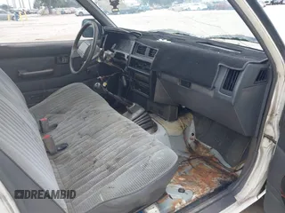 1993 Nissan Frontier z VIN 1N6SD11S4PC314694, wystawiony jako IAAI lot #42309600 z przebiegiem 144 741 mil mil oraz . Historia ofert i sprzedaży dostępna na DreamBid. Obrazek 5.