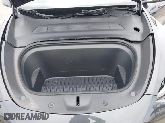 2024 Tesla Model Y z VIN 7SAYGDEDXRF032666, wystawiony jako IAAI lot #42373033 z przebiegiem 7 428 mil mil oraz . Historia ofert i sprzedaży dostępna na DreamBid. Obrazek 10.