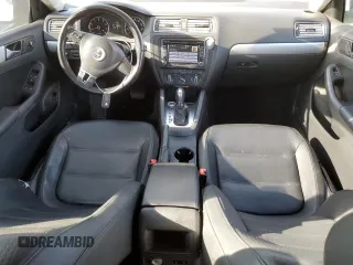 2014 Volkswagen Jetta SE z VIN 3VWD17AJXEM374051, wystawiony jako Copart lot #50261485 z przebiegiem 138 282 mil mil oraz Szkoda całkowita • Salvage title. Historia ofert i sprzedaży dostępna na DreamBid. Obrazek 8.