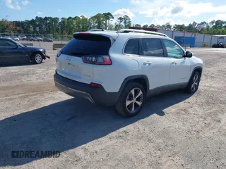 2019 Jeep Cherokee Limited z VIN 1C4PJLDB1KD380924, wystawiony jako IAAI lot #42621908 z przebiegiem 136 231 mil mil oraz . Historia ofert i sprzedaży dostępna na DreamBid. Obrazek 4.