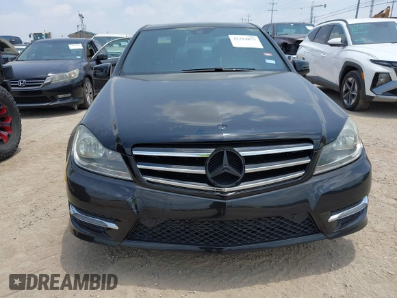 2014 Mercedes-Benz C 250 Sport z VIN WDDGF4HB7EA955671, wystawiony jako IAAI lot #42314853 z przebiegiem 137 155 mil mil oraz . Historia ofert i sprzedaży dostępna na DreamBid. Obrazek 12.