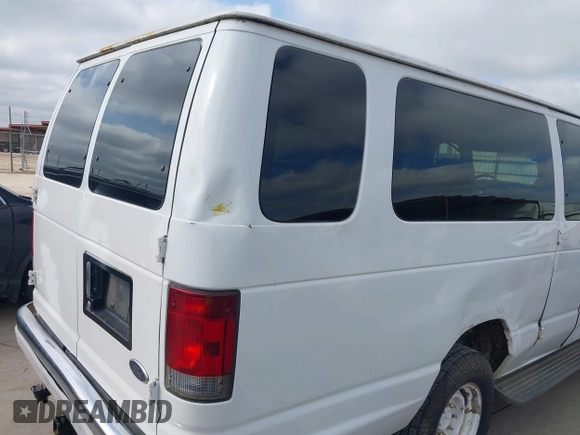 2003 Ford Econoline Passenger XL with VIN 1FDSS31L13HB83911, listed as a IAAI auction lot 42213376 with 236,989 mi miles. Bid and sale history available at carsss.com. Image 17.