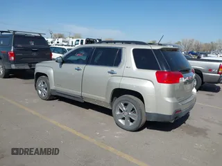 2015 GMC Terrain SLT z VIN 2GKFLXE37F6412840, wystawiony jako IAAI lot #41979504 z przebiegiem 146 744 mil mil oraz . Historia ofert i sprzedaży dostępna na DreamBid. Obrazek 3.