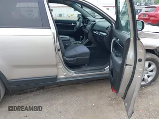 2013 Kia Sorento LX с VIN 5XYKT3A16DG419494, выставлен на аукционе IAAI как лот 42501875 с пробегом 152 100 миль миль и . История ставок и продаж доступна на DreamBid. Изображение 5.